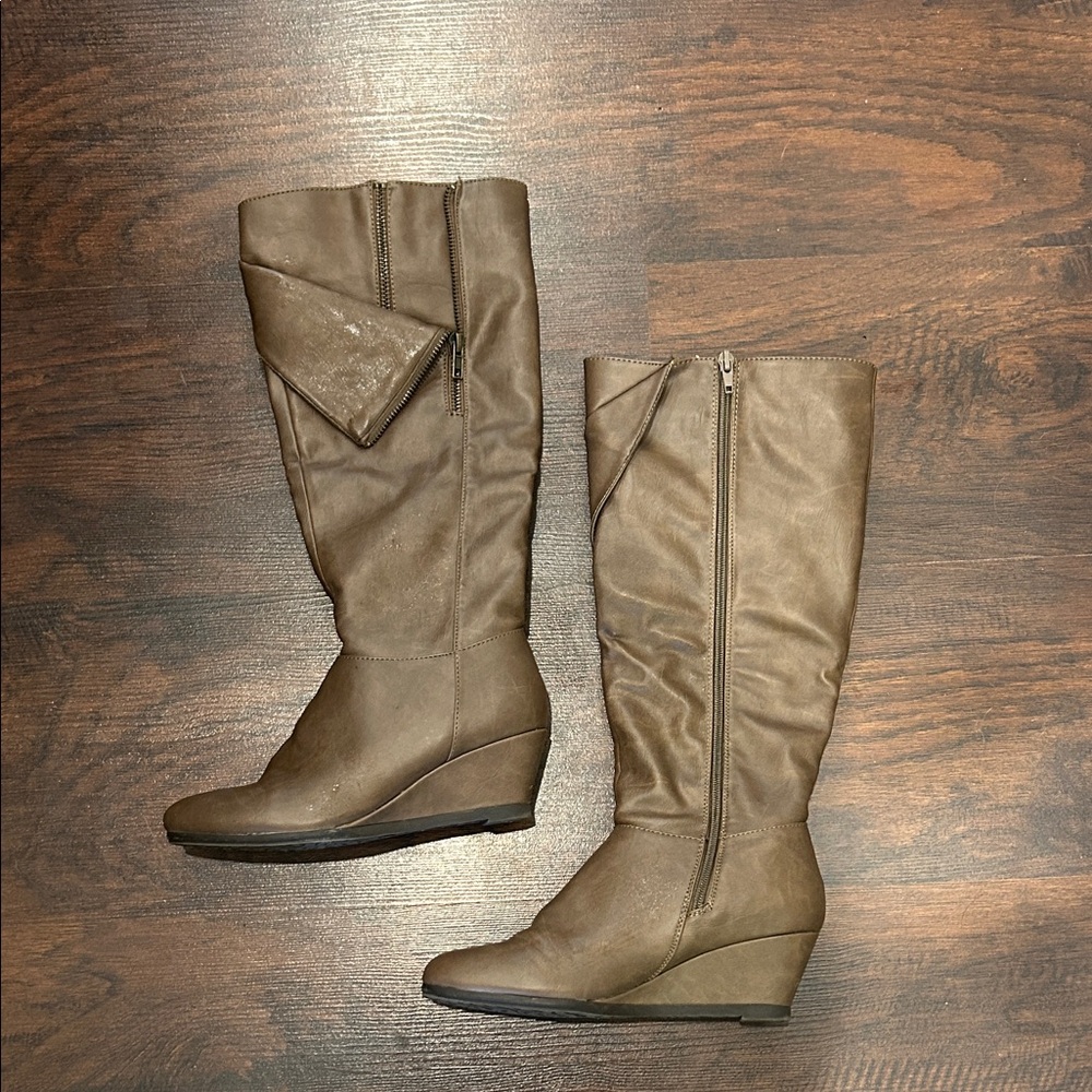Pink & Pepper Taupe Wedge Heel Boots Sz 7